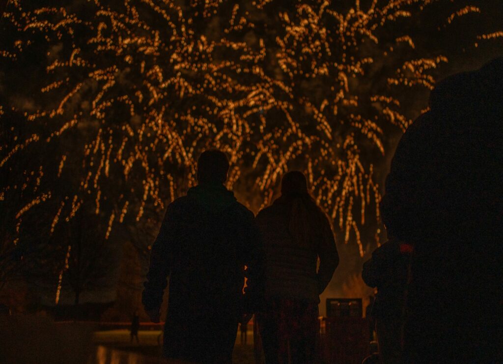 Menschen beobachten Feuerwerk bei den Bremer Lichtern, nächtliches Fest.