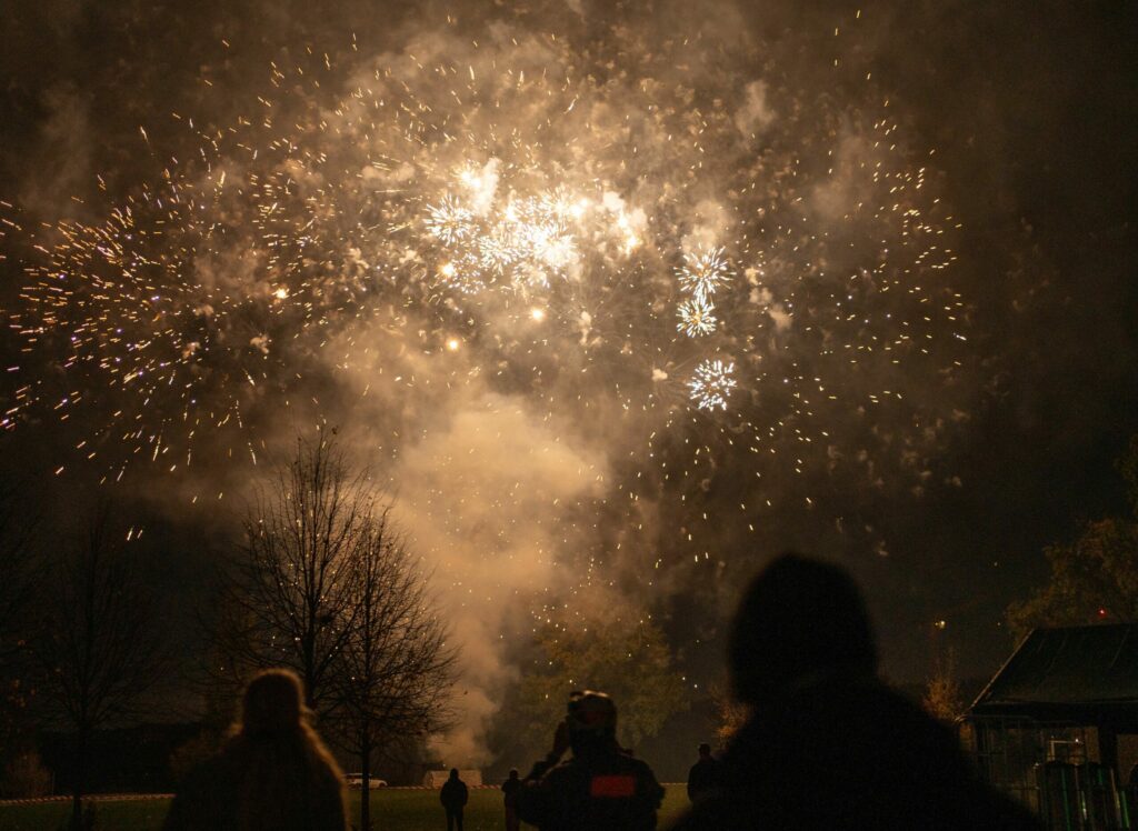 Feuerwerksshow bei Bremer Lichter mit bunten Explosionen am Nachthimmel.