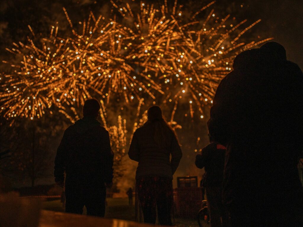 Feuerwerksshow bei Bremer Lichter mit Menschen, die den bunten Himmel bewundern.