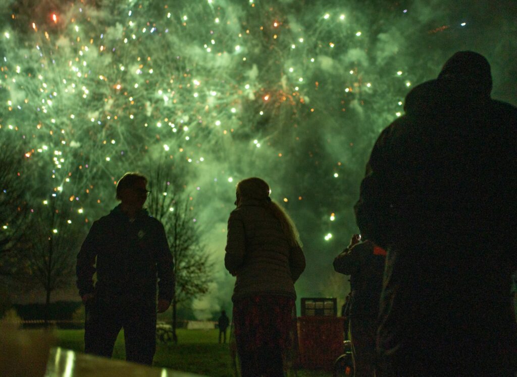 Feuerwerksshow bei Bremer Lichter mit Menschen, die den Himmel bewundern.