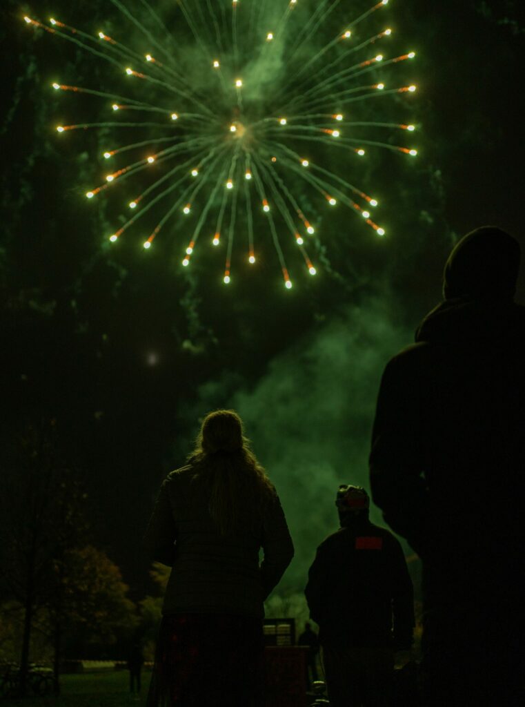 Feuerwerksshow bei den Bremer Lichtern, beeindruckende Feuerwerkskörper erleuchten den Nachthimmel.