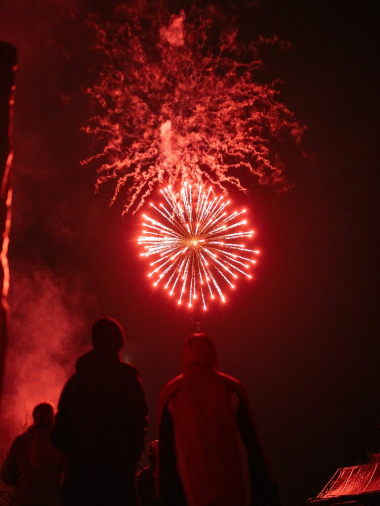 Feuerwerksshow bei Bremer Lichter mit bunten Explosionen am Nachthimmel.
