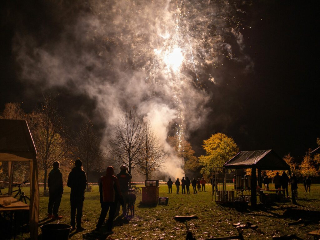 Feuerwerksshow bei Bremer Lichter mit bunten Explosionen am Nachthimmel.