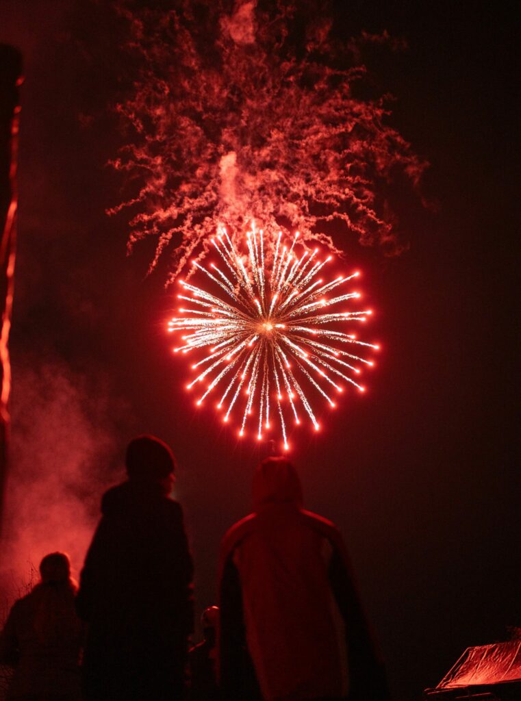 Feuerwerksshow bei Bremer Lichter mit bunten Explosionen am Nachthimmel.