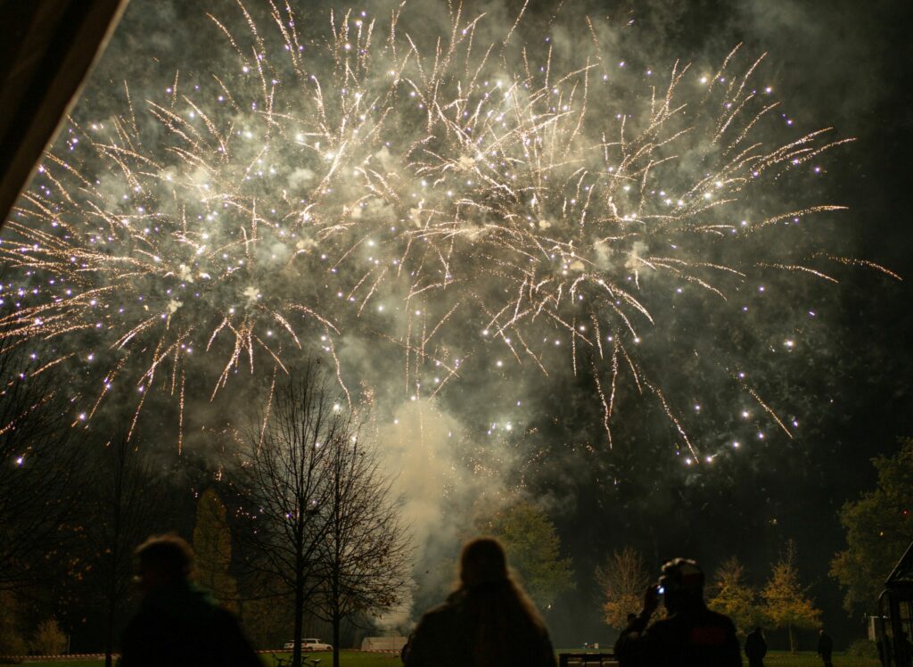 Feuerwerksshow bei Bremer Lichter mit bunten Explosionen am Nachthimmel.