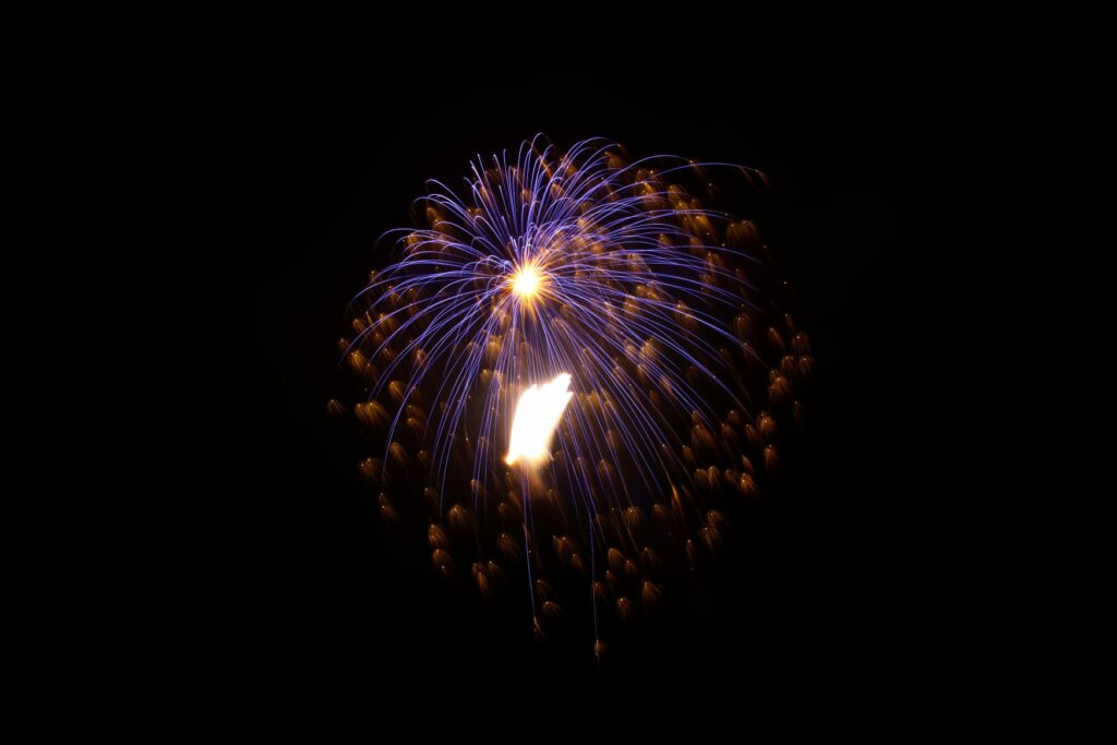 Buntes Feuerwerk bei den Bremer Lichtern, spektakuläres Feuerwerksspektakel.