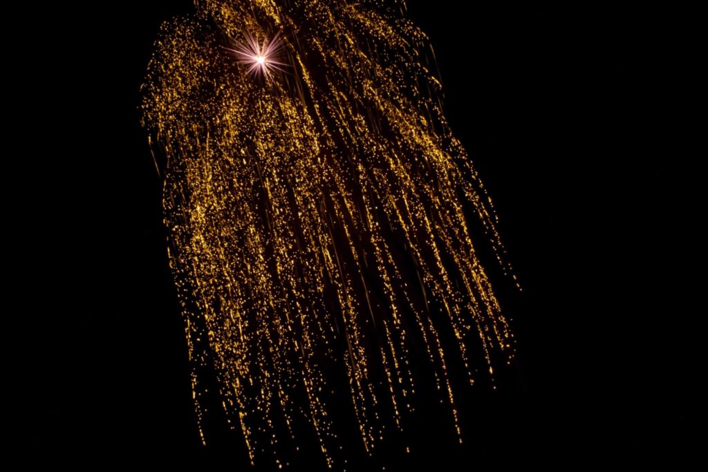 Feuerwerk in Bremen mit funkelnden goldenen Lichtern und bunten Effekten.