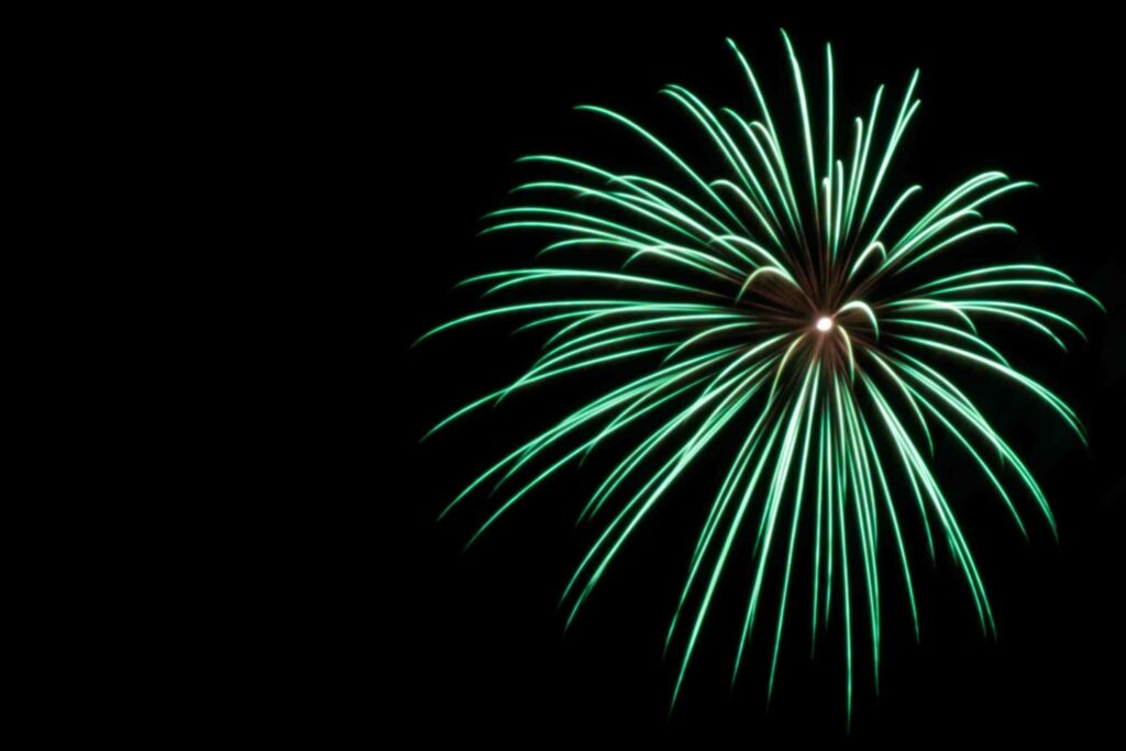 Buntes Feuerwerk bei den Bremer Lichtern, nächtliche Feierlichkeit.