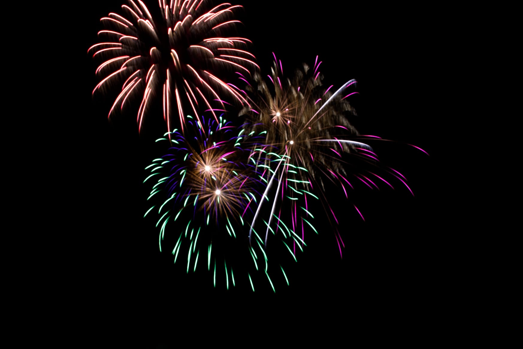 Mehrfarbiges Mehrfachbukett bei einem professionellen Feuerwerk in Niedersachsen von Bremer Lichter