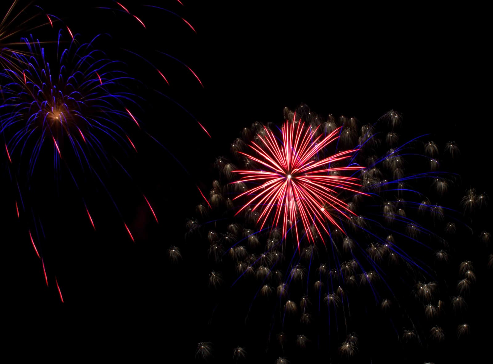 Rot-blaues Mehrfachbukett bei einem eventfeuerwerk in Oldenburg von Bremer Lichter